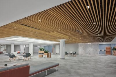 أسقف armstrong الأردن نظام سقف معلق معدني داخل مكتب حديث